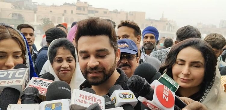 Star cast of Punjabi film 'Radio Return' and great Indian wrestler paid obeisance at Khali Darbar Sahib