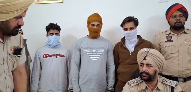 Gharinda police arrested three people with 450 grams of heroin and weapons