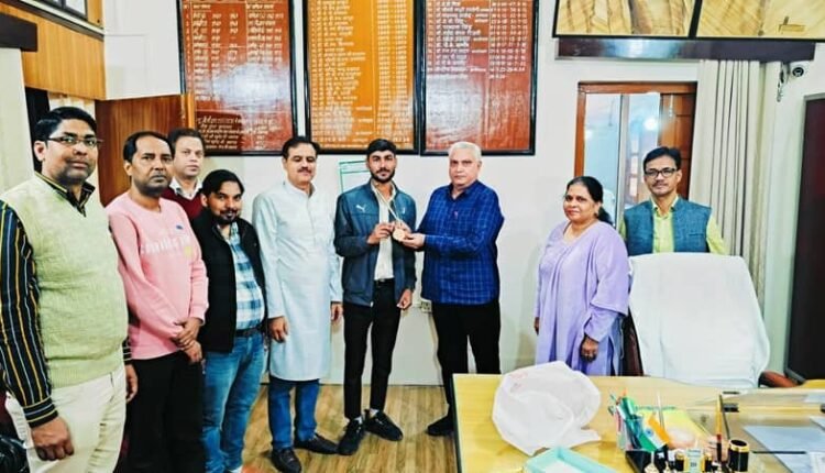 Rampur: Puran Singh of Raza PG College won gold medal in chess competition