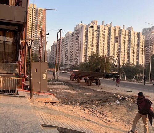 Unhindered illegal construction in Mall Street 76, living proof of hypocrisy of law?