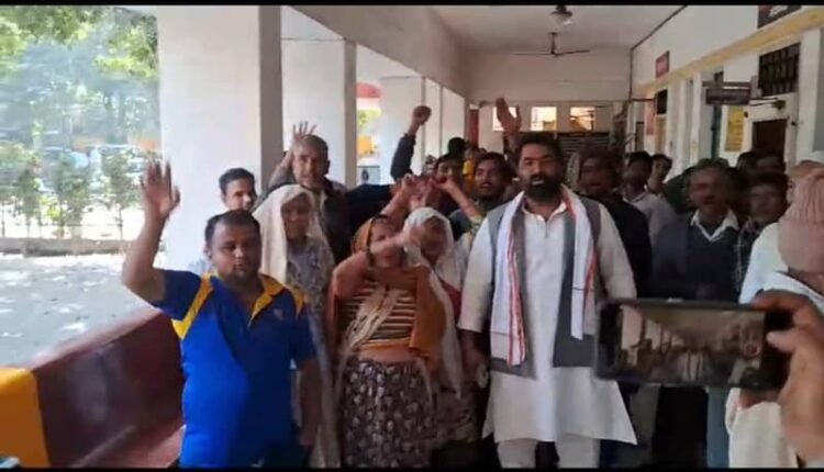 SP and Lok Dal gheraoed the tehsil in protest against the bulldozer action in Bishokhar village