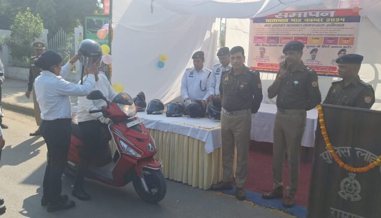 Superintendent of Police, Rampur distributed free helmets to two-wheeler drivers on the occasion of closing of traffic month