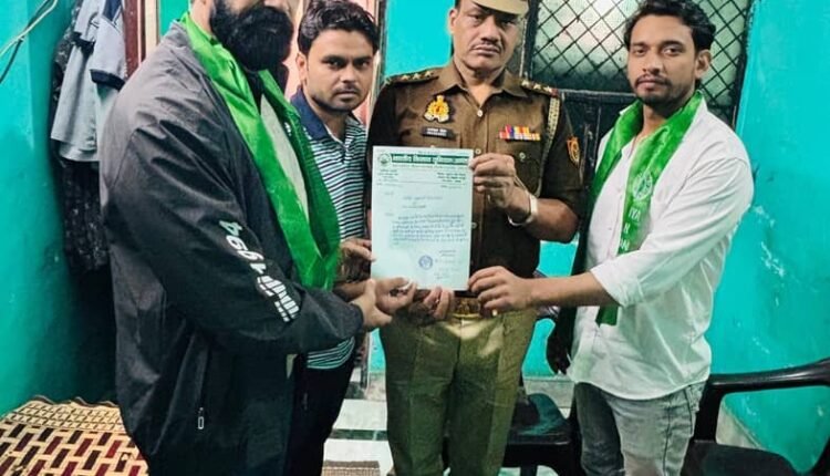 A memorandum was handed over to SHO Dharampal under the leadership of State Organization Minister Sachin Sharma