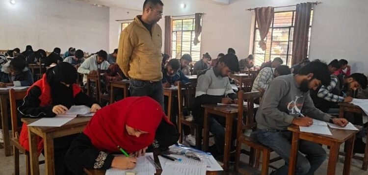 Rampur: Semester examinations of Mahatma Jyotiba Phule Rohilkhand University started, students present in large numbers