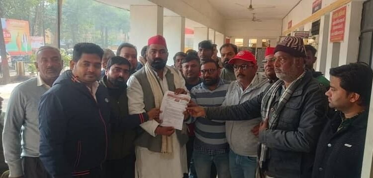 In Modinagar, Samajwadi Party submitted a memorandum in protest against the expulsion of Atul Pradhan