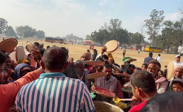 Mirzapur: During the Maha Kumbh Yatra, the pilgrims were stopped for security reasons, food and water were arranged