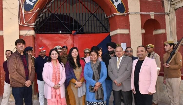 Badaun: DM distributed blankets and jackets in the prison