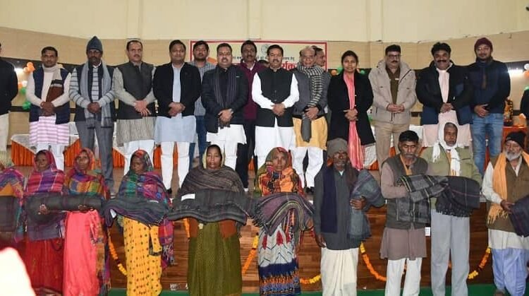 In view of the cold wave, free blankets were distributed to 610 weak and vulnerable people