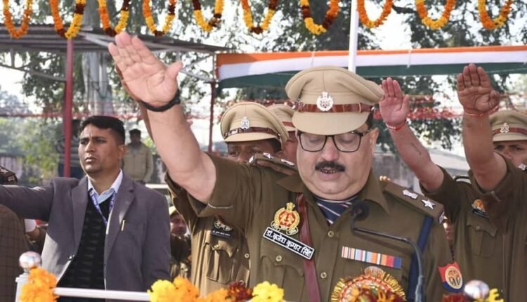 A grand parade was organized in Badaun Police Line on the 76th Republic Day, guests appreciated it