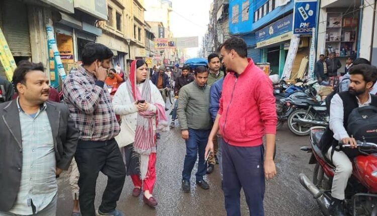 Badaun News: Municipality President Fatima Raza conducts surprise inspection regarding cleanliness in the city