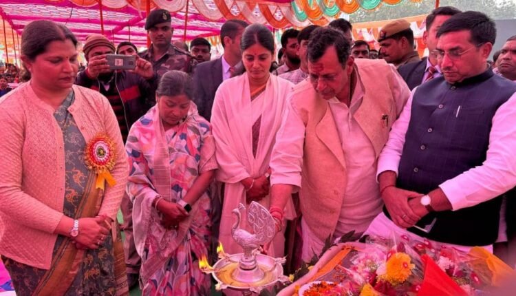 The Uttar Pradesh Foundation Day program was inaugurated by the Union Minister of State and MLAs by lighting the lamp