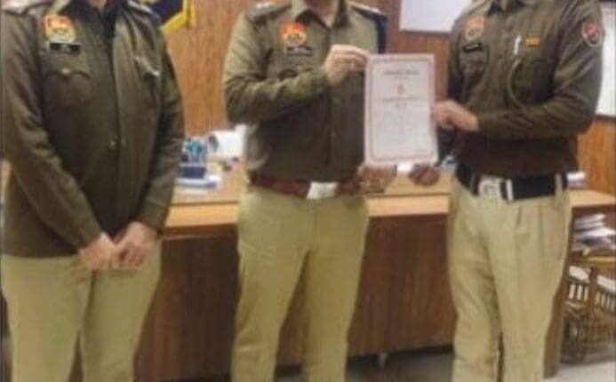 3 policemen who did commendable work were honored with a certificate