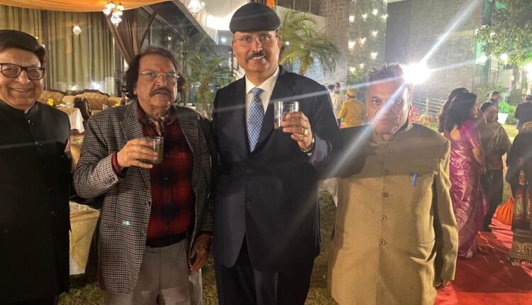 Meeting old friends recharge battery-Yesterday my battery was fully charged ,when I met old friends some about five decades old .Occasion was dinner hoisted by DGP ,Shatrujit Kapoor at Surajkund.Right to