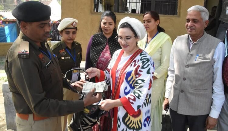 Commendable work of Faridabad Police, found the purse of a foreign artisan at Surajkund fair and returned it