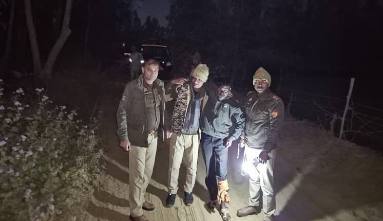 Rampur police got success, police shot and arrested the robber accused in the murder of e-rickshaw driver,,,,,,,