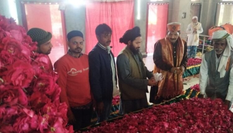 The state president of the Muslim Rajput Mahasangh offered a chadar at the tomb of Hazrat Gunge Shah