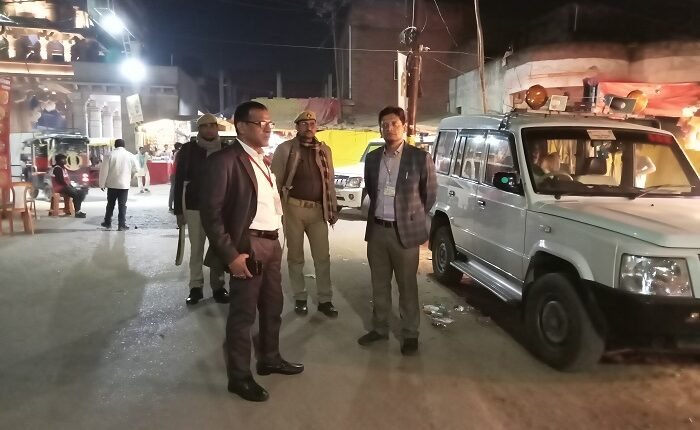 As per the orders of DM Mirzapur and on the instructions of ADM Fr Shiv Pratap Shukla, ADM Land Revenue SP Singh, SDM Sadar Gulab Chandra took charge of the traffic system at night