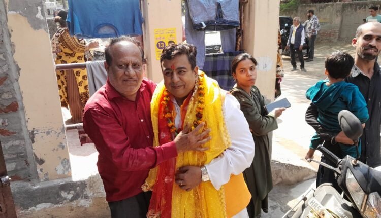 Independent candidate Sanjeev Grover seems to be getting huge support in ward number 13