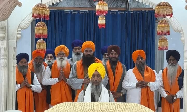 Devotees bowed their heads in Gurudwara Nada Sahib Panchkula, prominent leaders associated with religious propagation were present