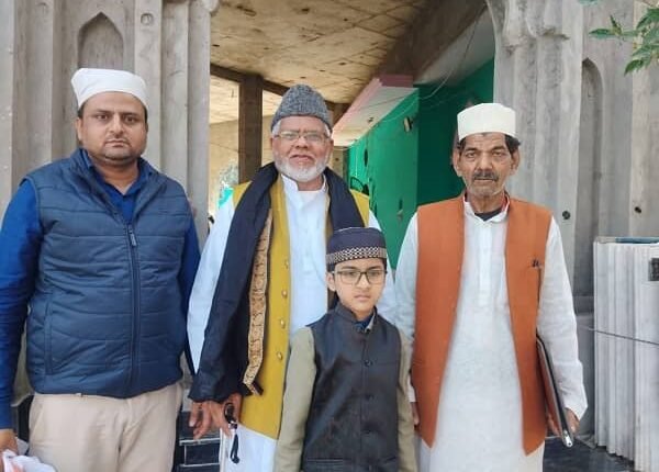 Senior journalist Hamid Ali Khan Rajput and famous businessman Haji Aqeel Baksh visited the grave of Gunge Shah and offered chadar