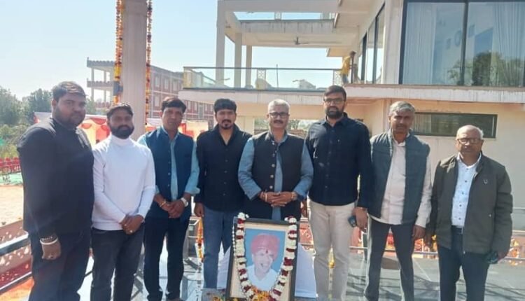 Hundreds of people paid tribute to former Transport Minister Late Shri Jagmal Singh Yadav on his seventh death anniversary