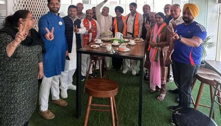 Political stir in ward 15: Independent Satnam Singh Mangal and RWA president Tajinder Kharbanda supported Jaswant Singh