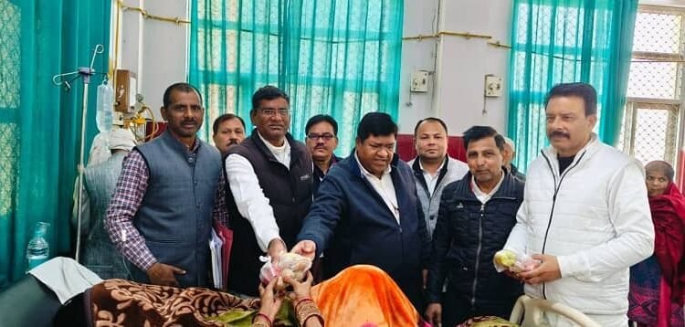 Rampur: District President Hariom Singh distributed fruits to the patients admitted in the district hospital