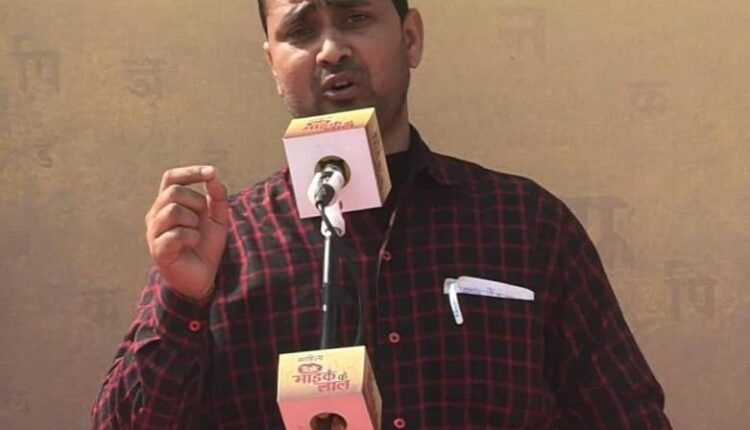 Badaun's poet Shatvadan Shankhdhar recited poetry on Sahitya Tak Mike's Red Channel