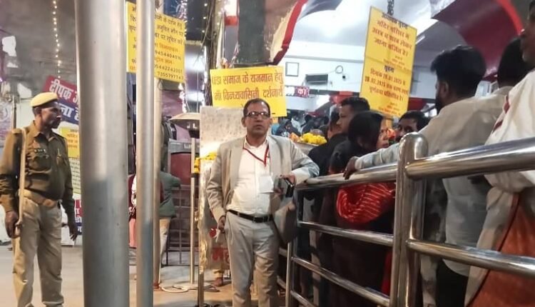Mirzapur: On the instructions of ADM FR Shiv Pratap Shukla, SDM Sadar Gulab Chandra along with other officials were present in the service of the devotees