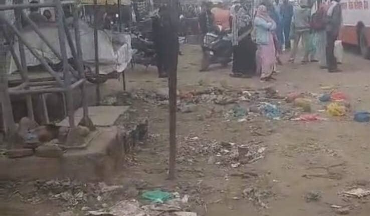 On the notice of the municipality, the street vendors themselves removed the encroachment