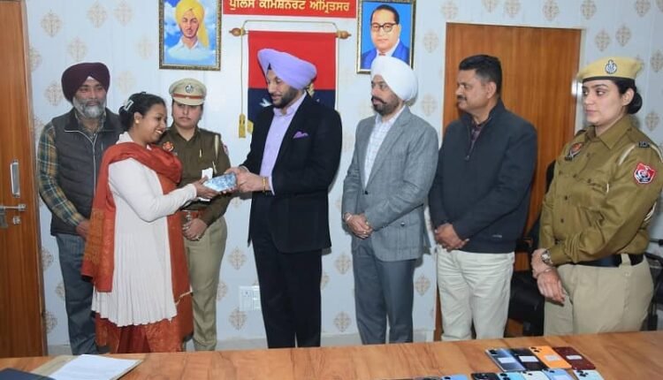 Commendable step by Amritsar police, returned 105 lost phones of people
