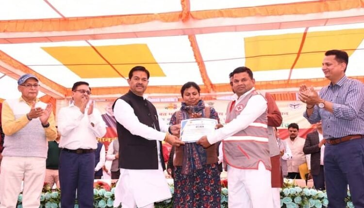 A program to adopt TB patients and give them nutrition packets was organized at Badaun Club