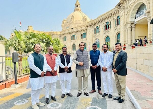 Divisional Presidents and District Representatives watched the proceedings of Lucknow Assembly