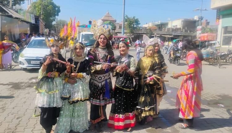 Shri Siddha Peeth Shyam Baba's huge procession, flowers showered everywhere