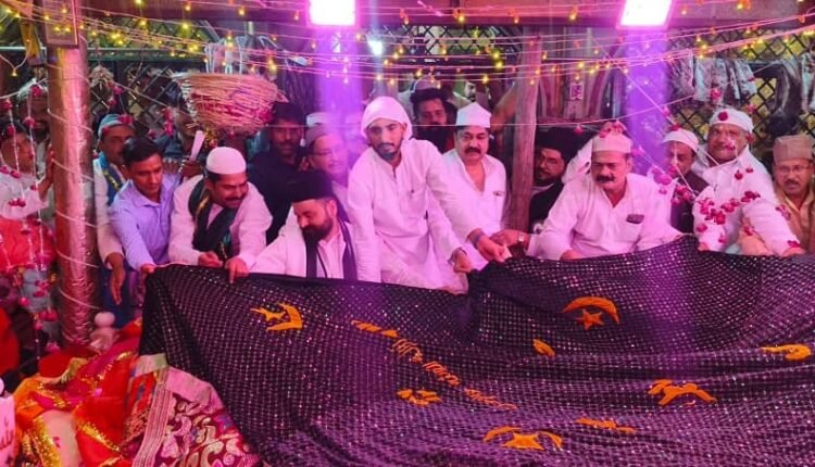 Badaun: MP Aditya Yadav and former minister Abid Raza offered chadar at the dargah on the 814th Urs