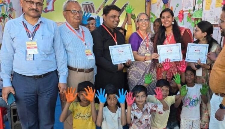 Teacher Aastha Deepali received a certificate for the successful conduct of the Bihar Day program