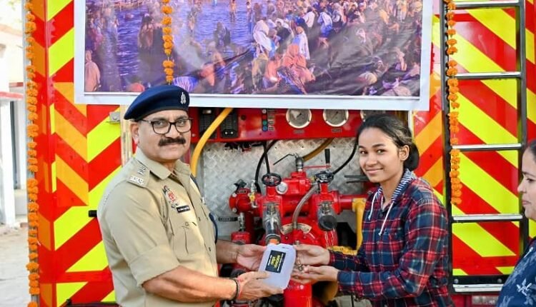 Additional Superintendent of Police Dr. Akhilesh Narayan Singh distributed Amrit Ganga water