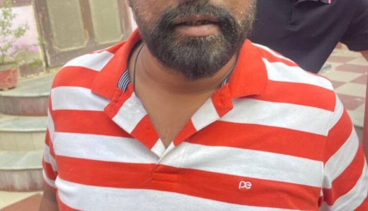 PHD Assistant Engineer and Junior Engineer who had come to check water supply with SDM were attacked with a knife by a crazy young man