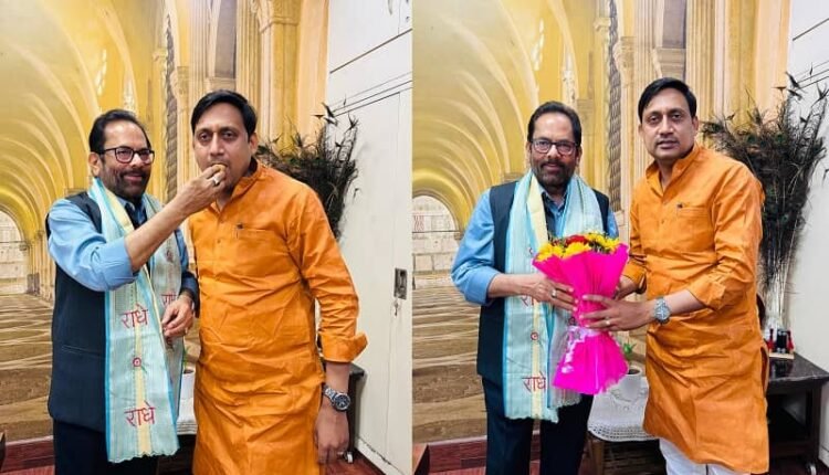 Rampur: BJP's newly appointed district president Harish Gangwar took blessings from Mukhtar Abbas Naqvi in ​​Delhi