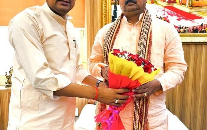 After getting new responsibility, BJP District President Harish Gangwar reached Lucknow, took blessings from the state leadership