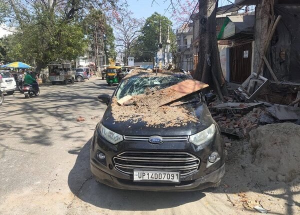 Rampur: Lintel of a house under construction at the collectorate gate collapsed, car badly damaged