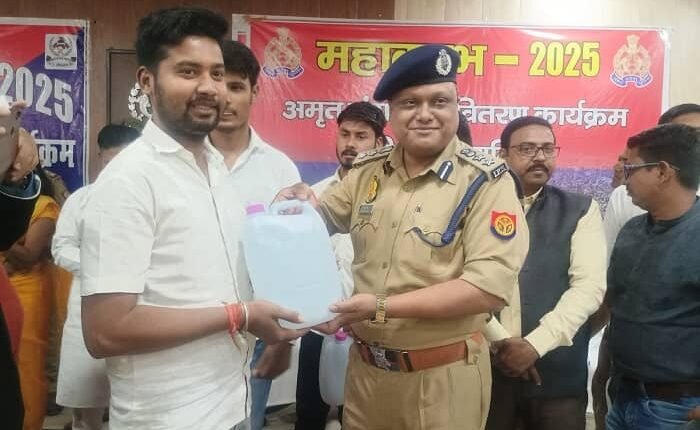 Door to door distribution of holy Gangajal for Prayagraj Mahakumbh-2025, police officers boosted the enthusiasm of devotees