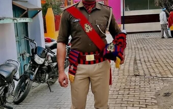 Rampur: Police constable shot himself with government rifle, police engaged in investigation