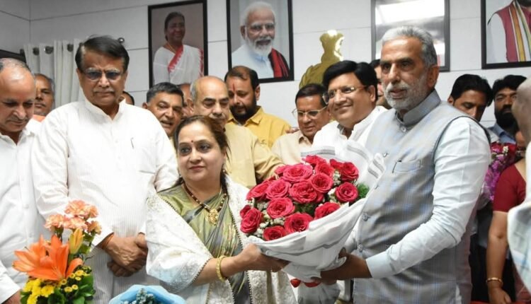 The newly elected mayor took charge in the presence of the central and cabinet ministers