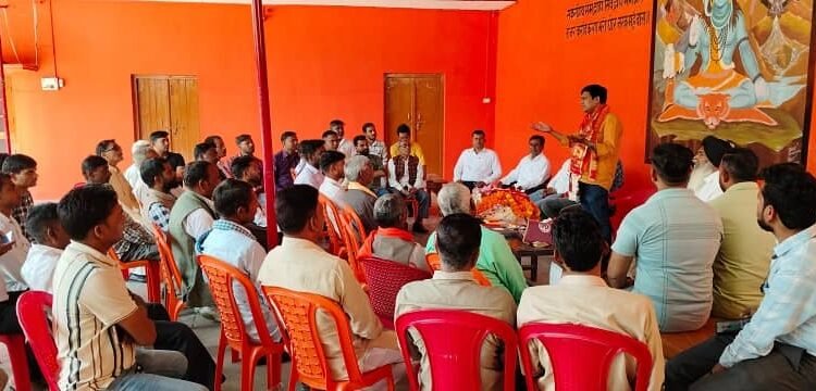 Rampur: BJP District President Harish Gangwar addressed the workers