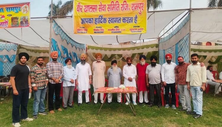 Rampur: Veer Khalsa Seva Samiti greeted each other by hugging on the occasion of Holi festival in the fort premises