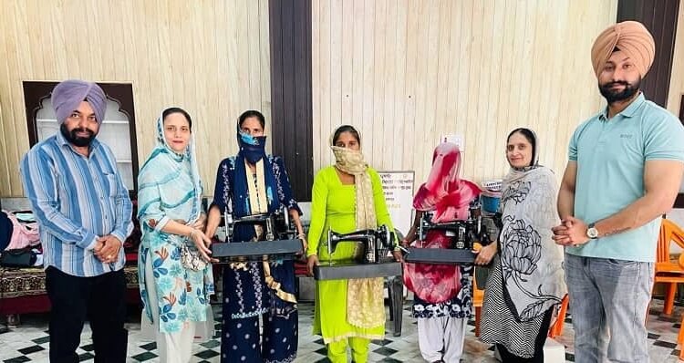 Rampur: Veer Khalsa Seva Samiti distributed sewing machines to needy women