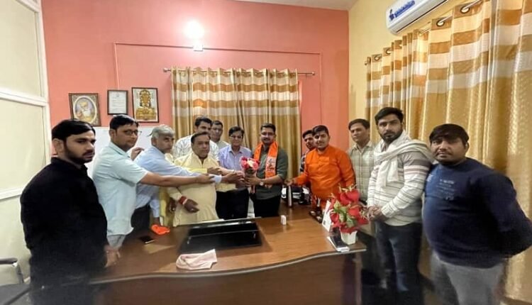 Due to the tireless efforts of Tijara DSP, the rewarded cow smuggler Akhtar was arrested, Yogi Army organization honored him