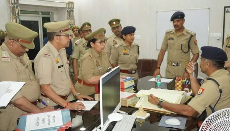 Rampur Police: Deputy Inspector General of Police Moradabad Shri Muniraj did the annual inspection of Rampur Police Office and LIU branch