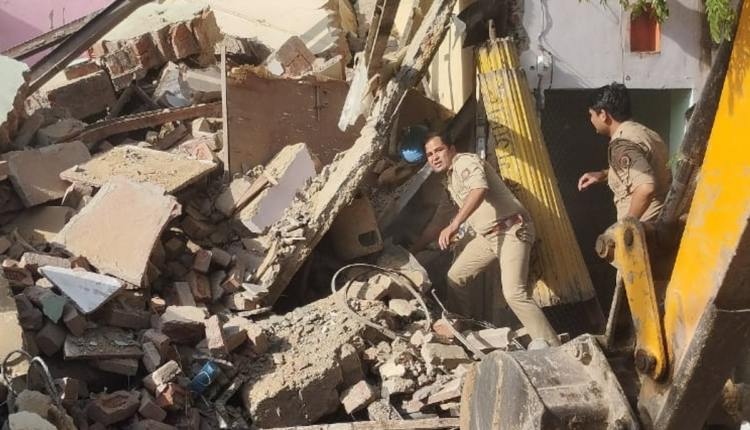 Agra: Major accident due to collapse of old building in Awas Vikas Sector-4, 2 dead